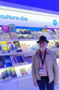 César Vargas, anfitrión en el stand de Córdoba Cultura en la Feria del Libro.