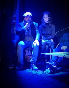 Alejandro Cesario, poeta y editor, toma la palabra. A su lado, la poeta Gabriela Raidé.