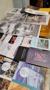 Feria de libros y revistas de poesía en Multiverso.