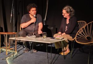 María Calviño, con el editor Alberto Cisnero en Multiverso, en CABA.