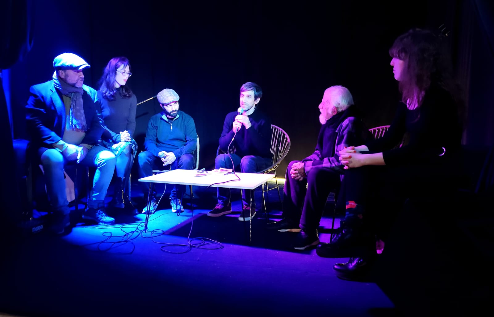 Debate intergeneracional de poetas en Multiverso.