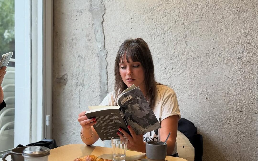 Camila Vazquez publicó «Cruza»: cuando la poesía se vuelve novela sin perder su música